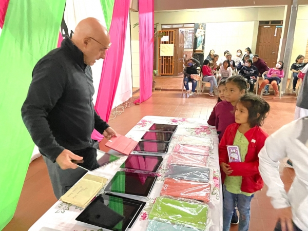 Cooperand introdueix ‘tablets’ a l’educació