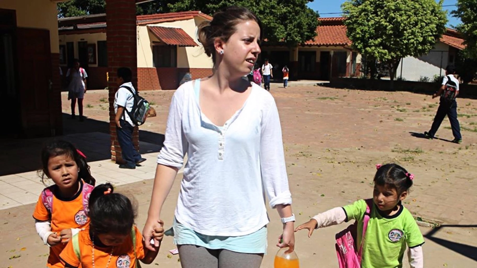 Voluntaria de la mano con niños