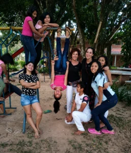 CLAUDIA HUERTAS CON NIÑAS - 2019