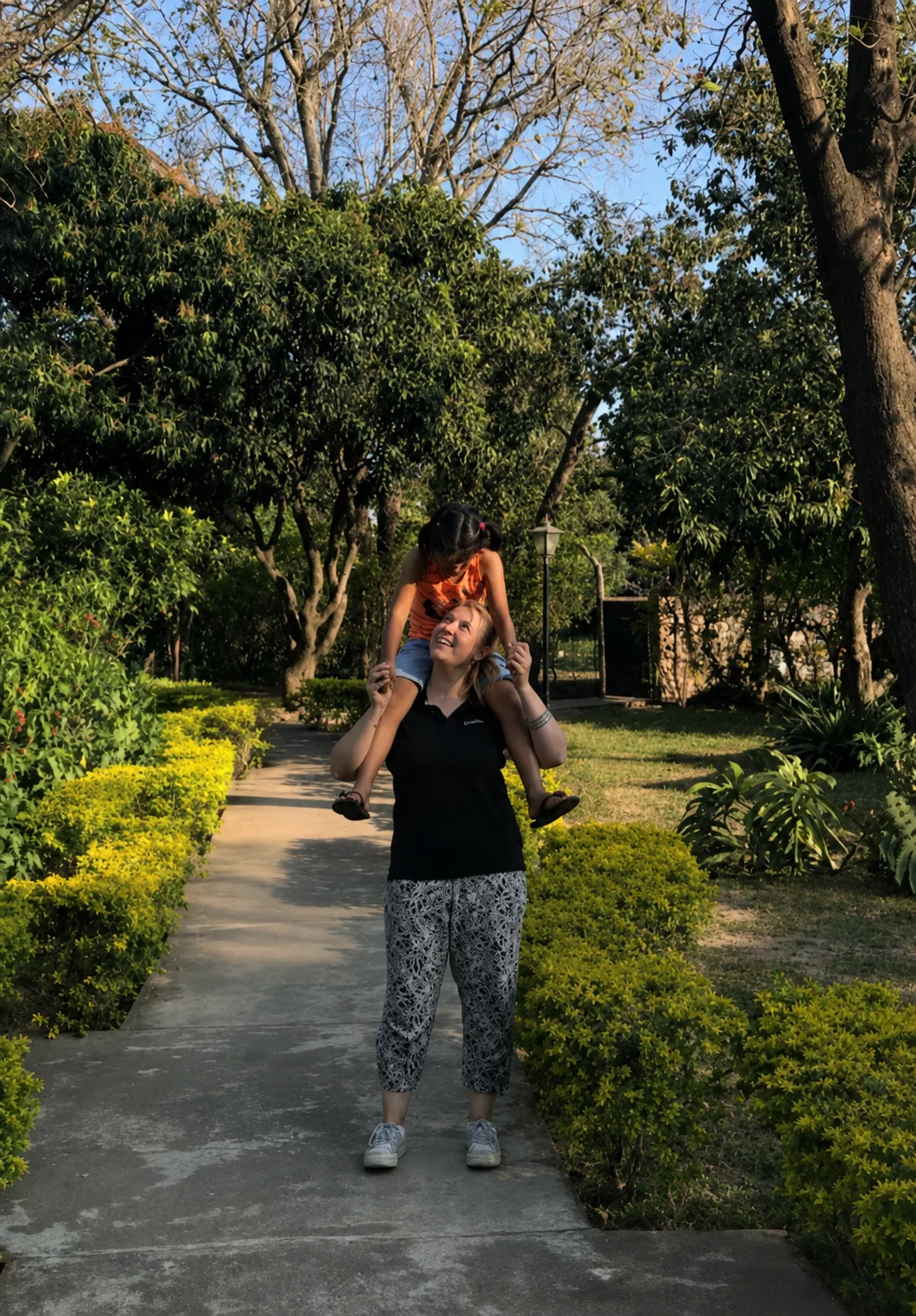 LAIA GIRALT CON UNA NIÑA - 2019