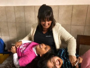 NEUS MORELL CON DOS NIÑAS - 2019