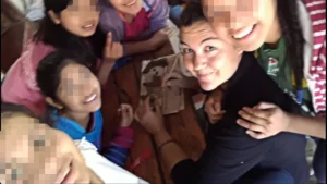 Voluntaria con adolescentes sonriente