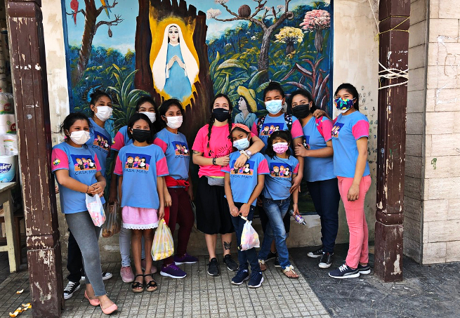 Voluntaria de paseo con adolescente