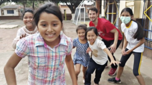 Voluntario en el patio de juegos