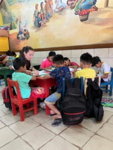 MARÍA JOSÉ GÓMEZ AYUDANDO A NIÑOS - 2023