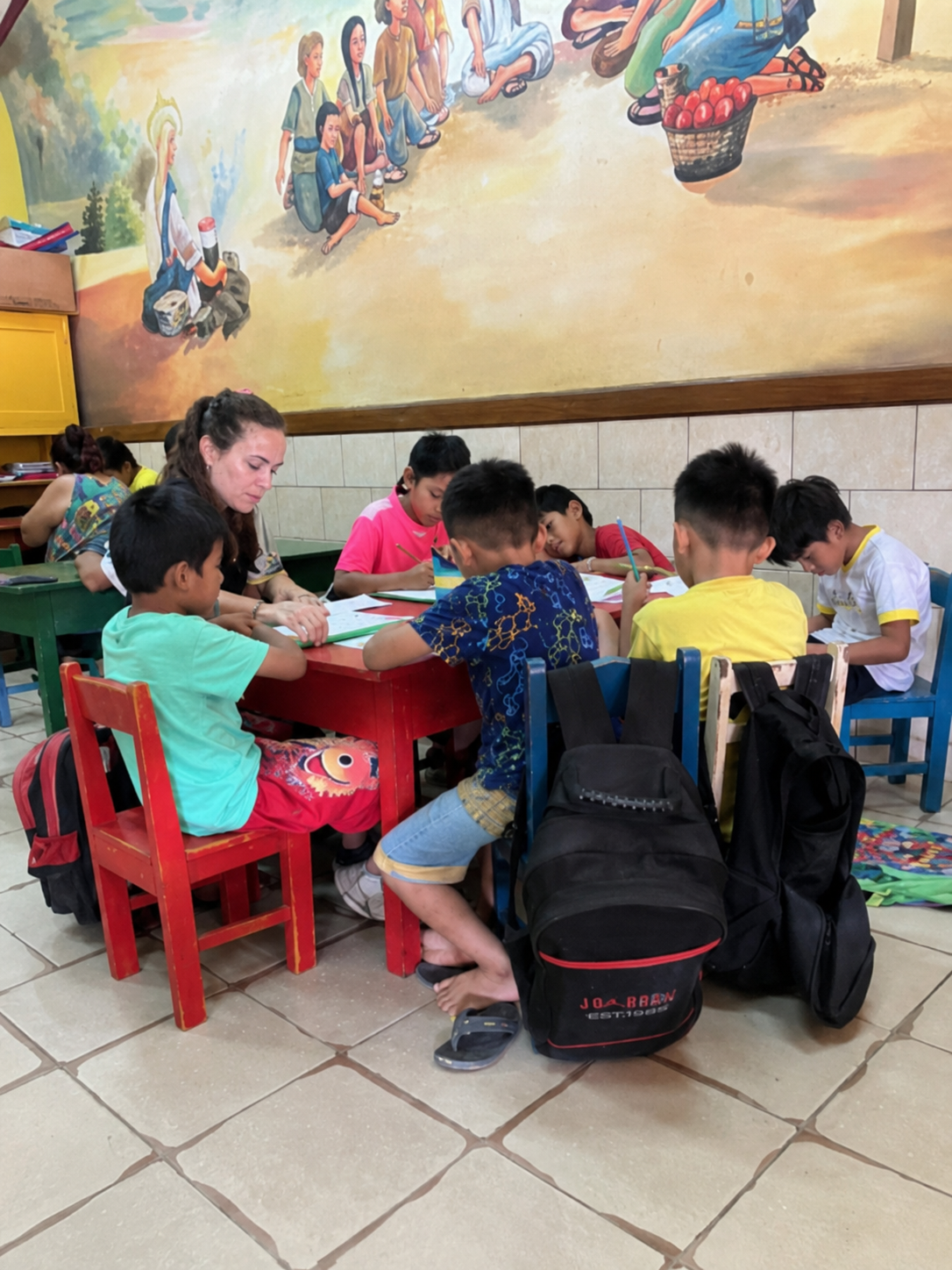 MARÍA JOSÉ GÓMEZ AYUDANDO A NIÑOS - 2023