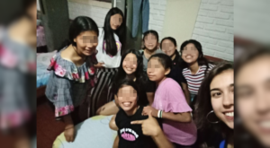 Voluntaria con adolescentes