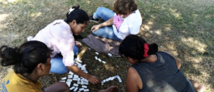 voluntaria compartiendo en el parque