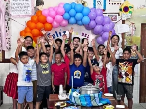 Voluntaria de fiesta con niños
