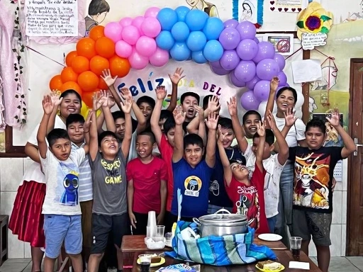 Voluntaria de fiesta con niños