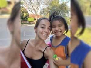 Voluntaria con niña sonriente