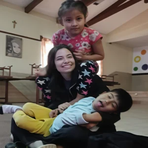 BEGOÑA FERNANDEZ CON DOS NIÑOS - 2024