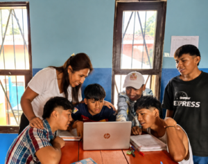 MARÍA ALEJANDRA CASTILLO JUNTO A NIÑOS - 2024