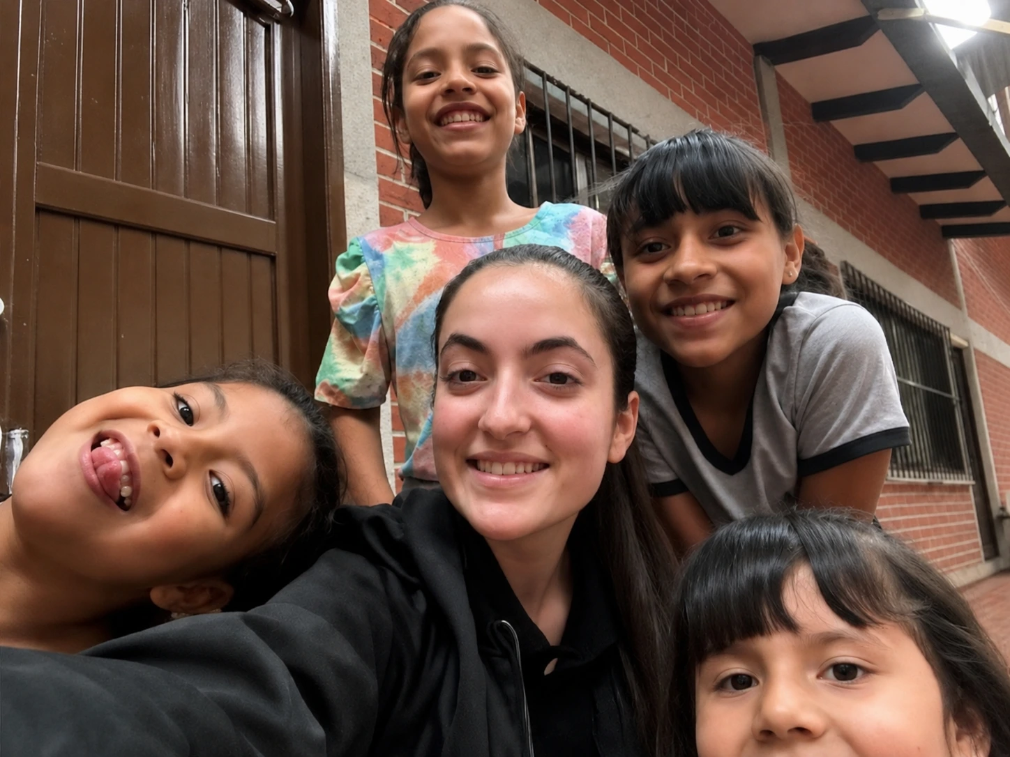 SARA BARAJAS CON NIÑAS