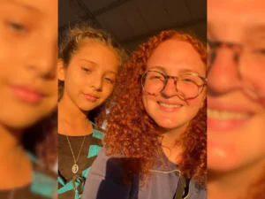 Voluntaria y niña radiantes