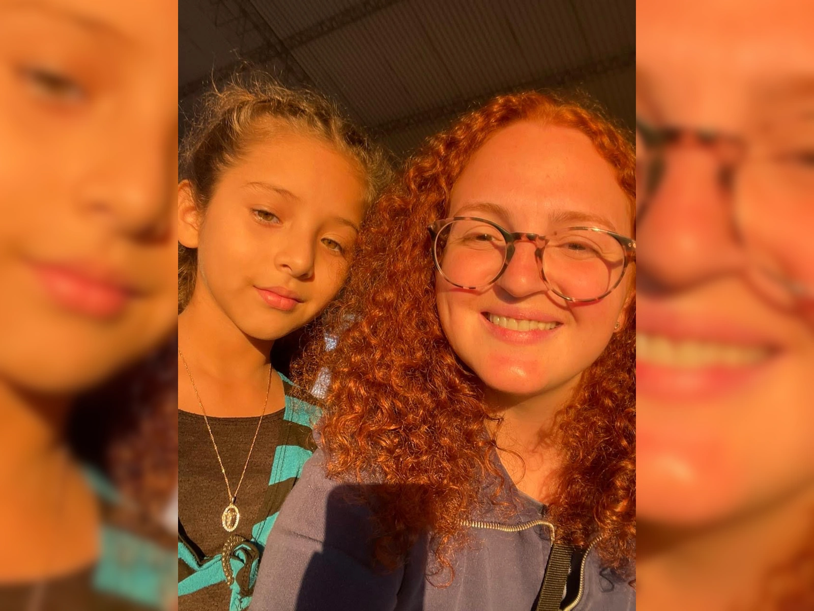 Voluntaria y niña radiantes