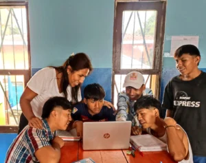 Voluntaria en apoyo escolar a niños