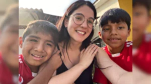 Voluntaria sonriente con niños