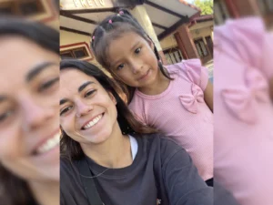 Voluntaria con niña