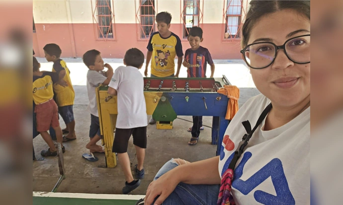 Voluntaria en patio de juegos