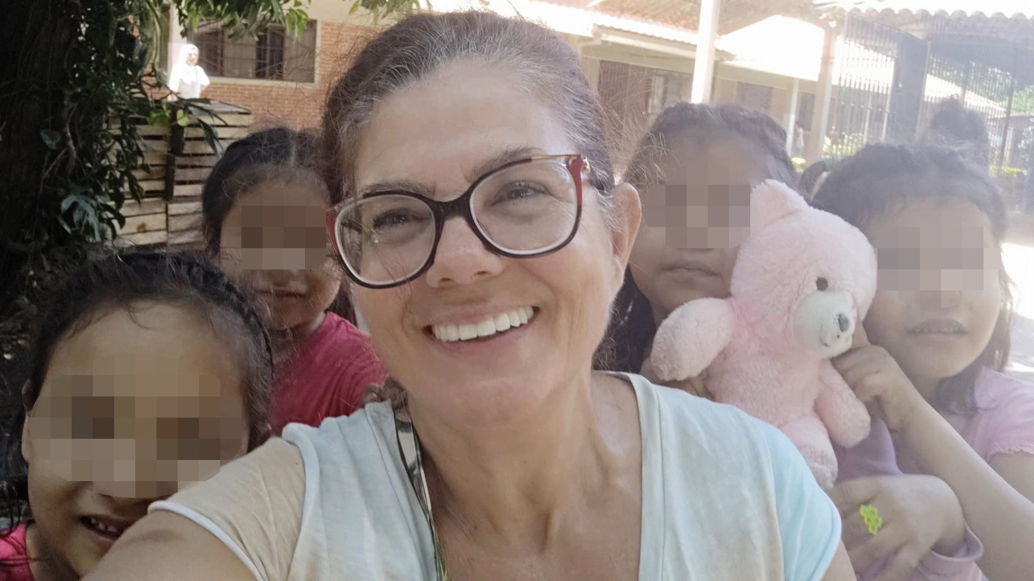 Voluntaria sonriente y niñas