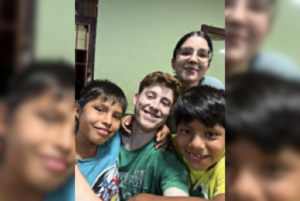 Voluntarios con niños