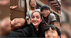 Voluntaria con niños en el colegio