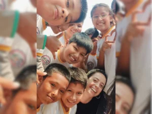 Voluntaria sonriendo con estudiantes