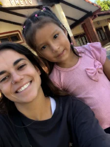MARÍA BRINGUÉ CON UNA NIÑA - 2024