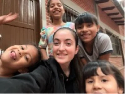 SARA BARAJAS CON NIÑAS
