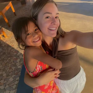ALBA SÁNCHEZ CON UNA NIÑA - 2025