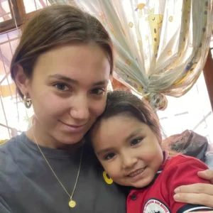 EVA MARÍN CON UNA NIÑA - 2025