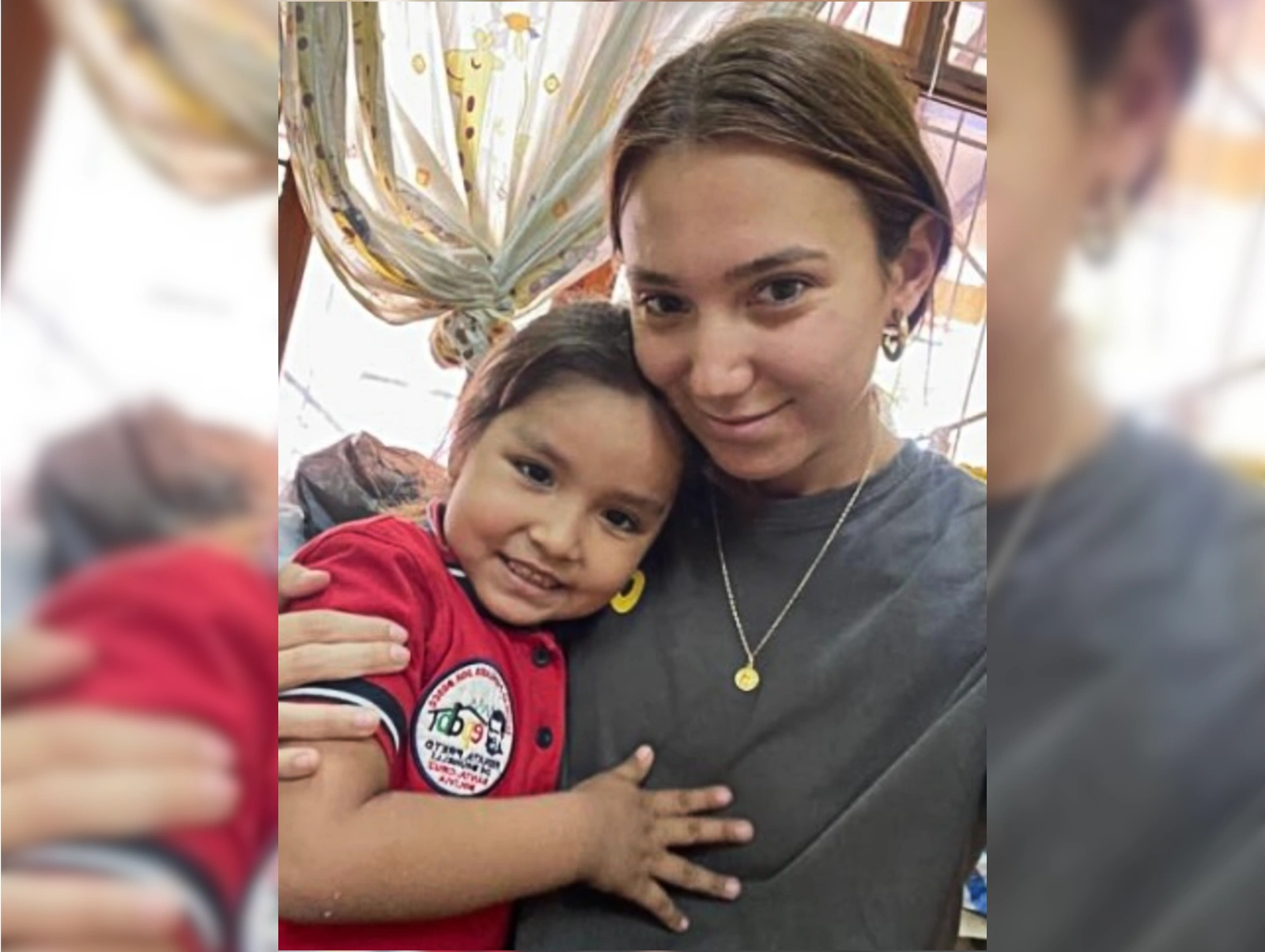 Voluntaria abrazando a una niña