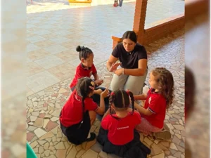 Voluntaria jugando con niñas