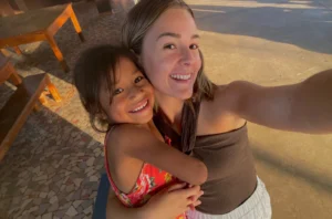 Voluntaria y niña en una selfi