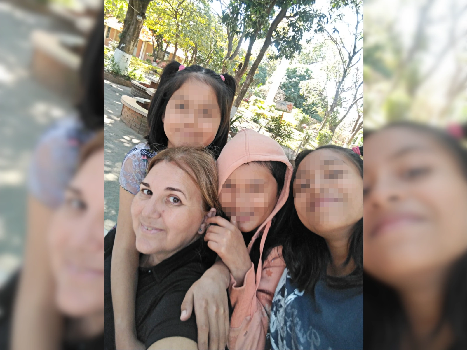 Voluntaria con grupo de niñas