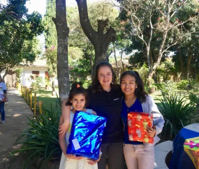 niñas con regalos por festividad