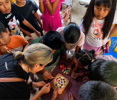 Carla con niños 