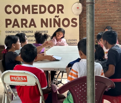 niños en comedor