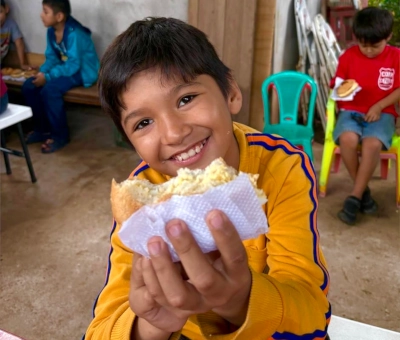 niño comiendo 