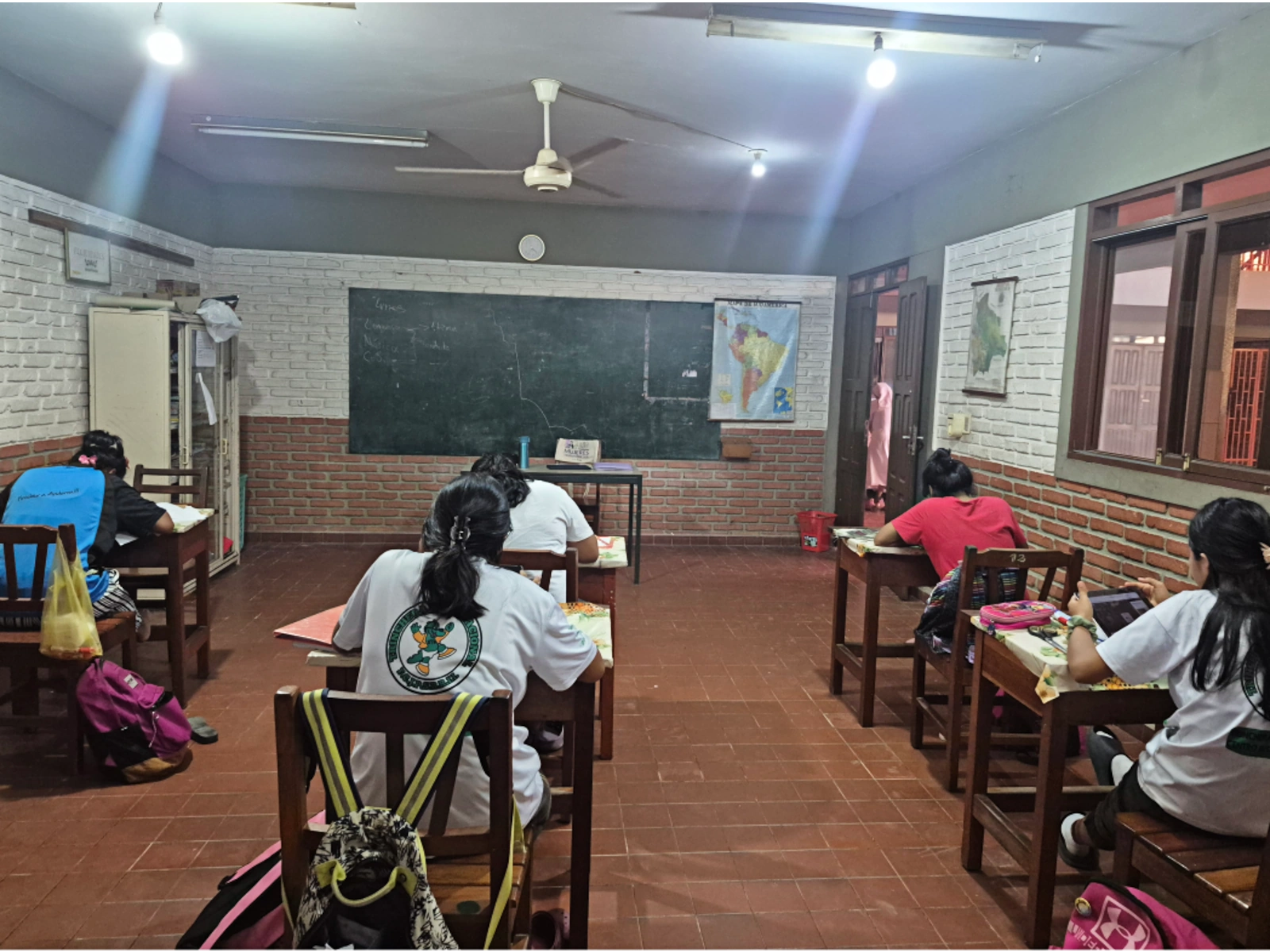 niños en clase