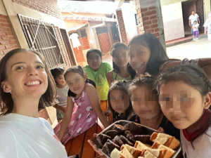 Voluntaria compartiendo con niñas