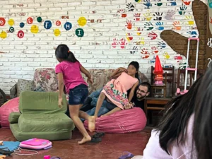 Voluntario jugando en sala