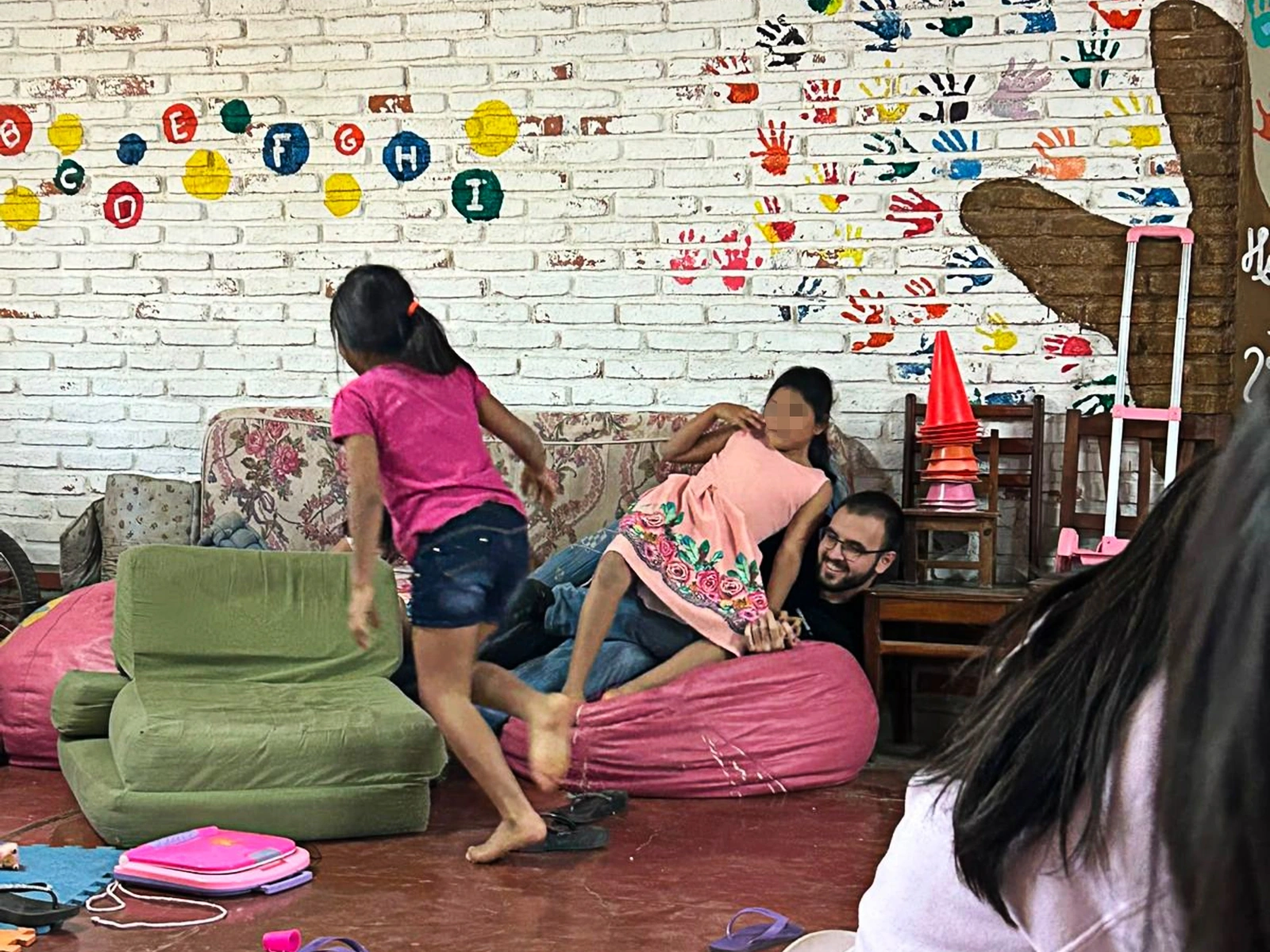 Voluntario jugando en sala