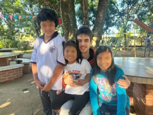 Voluntario con niñas alegras